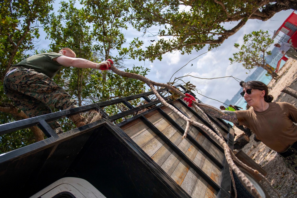 Boxer ARG Sailors, Marines Provide Humanitarian Aid
