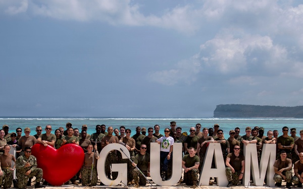 Boxer ARG Sailors, Marines Provide Humanitarian Aid