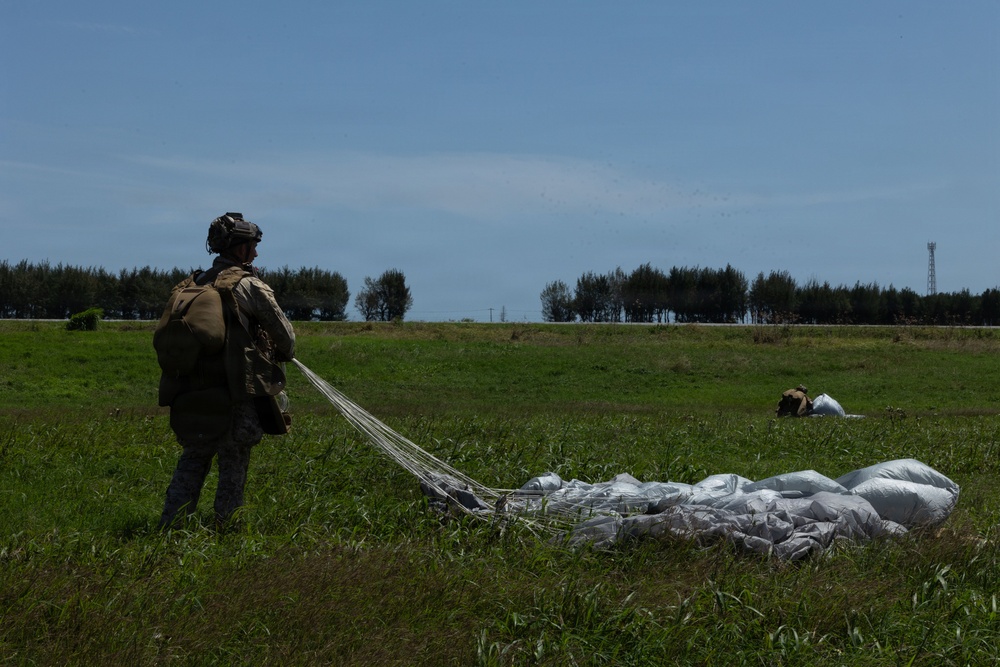 3rd Reconnaissance Battalion conducts Parachute Operations