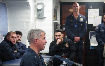 Capt. Scott Wilbur visits USS Carl M. Levin