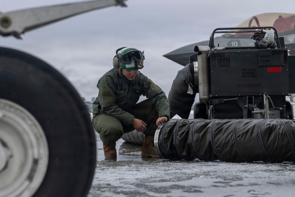 U.S. Marines with VMFA-542 prepare F-35B Lightning II for familiarization flight