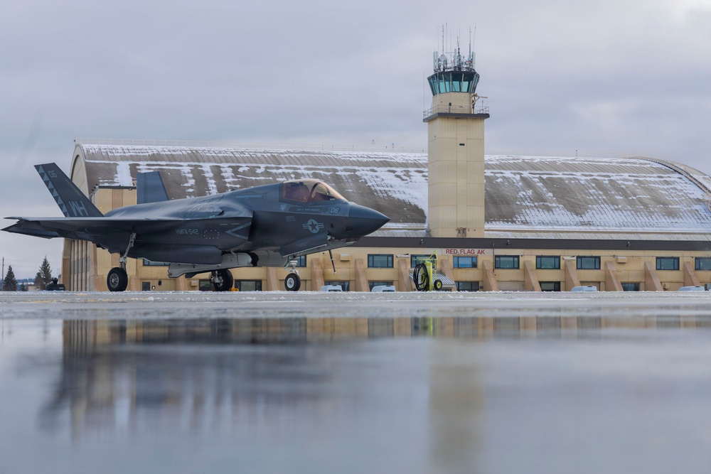 U.S. Marines with VMFA-542 prepare F-35B Lightning II for familiarization flight