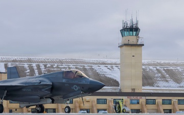 U.S. Marines with VMFA-542 prepare F-35B Lightning II for familiarization flight