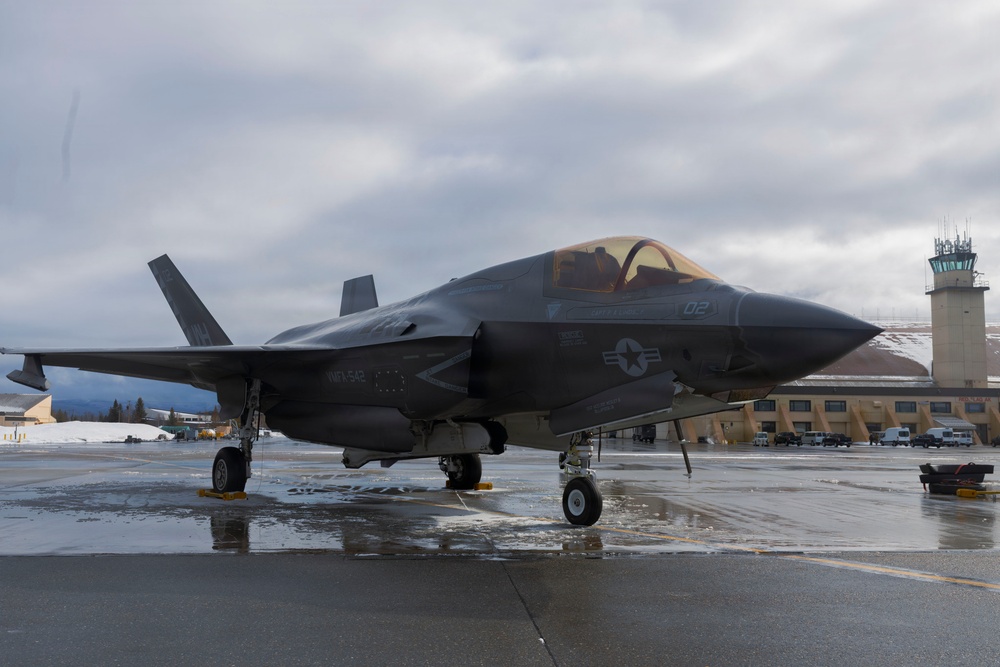 U.S. Marines with VMFA-542 prepare F-35B Lightning II for familiarization flight