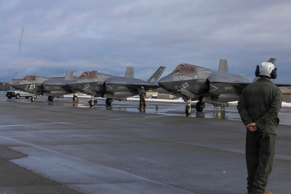 U.S. Marines with VMFA-542 prepare F-35B Lightning II for familiarization flight