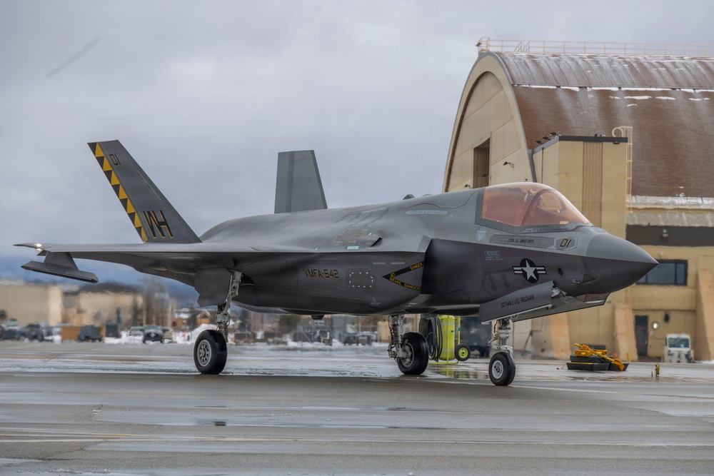 U.S. Marines with VMFA-542 prepare F-35B Lightning II for familiarization flight