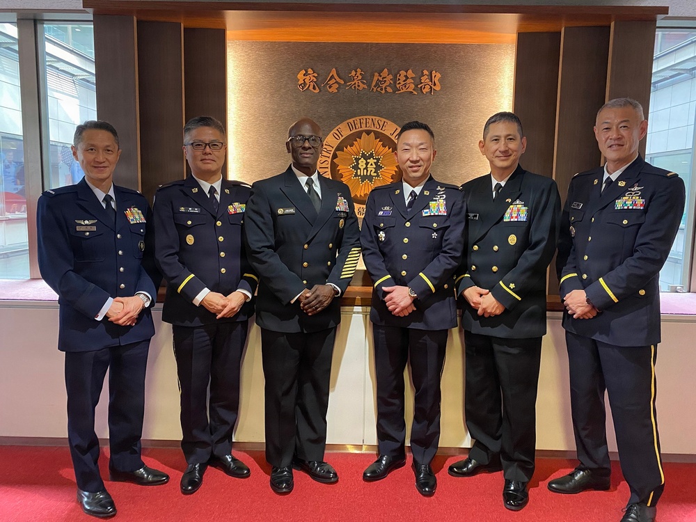 U.S. Pacific Fleet Master Chief Don Davis meets with senior enlisted leaders in Japan
