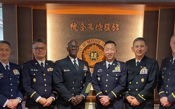 U.S. Pacific Fleet Master Chief Don Davis meets with senior enlisted leaders in Japan