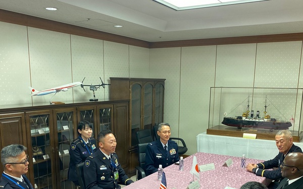 U.S. Pacific Fleet Master Chief Don Davis meets with senior enlisted leaders in Japan
