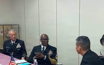 U.S. Pacific Fleet Master Chief Don Davis meets with senior enlisted leaders in Japan