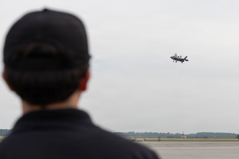 Chase Elliot visits MAG-31