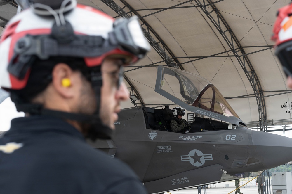 Chase Elliot visits MAG-31