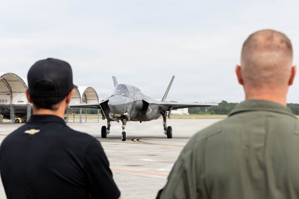 Chase Elliot visits MAG-31