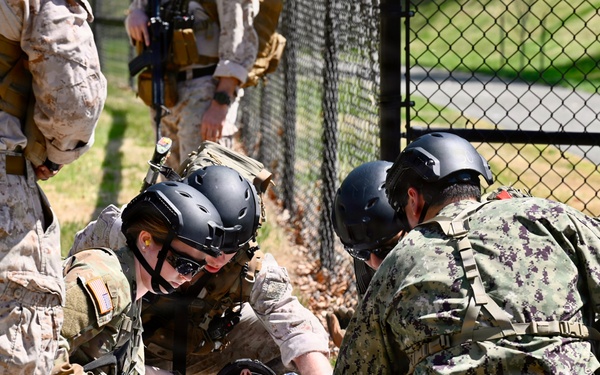 Shaping Future Military Physicians: D.C. Army National Guard Aviation Conducts MEDEVAC Training with Uniformed Services University