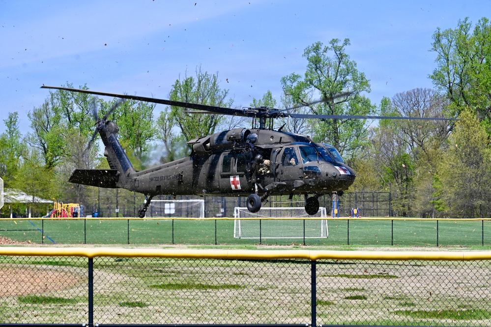 Shaping Future Military Physicians: D.C. Army National Guard Aviation Conducts MEDEVAC Training with Uniformed Services University