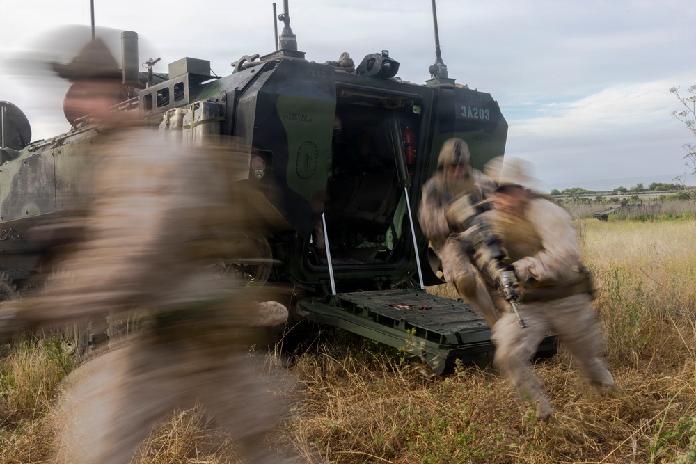 13th MEU Marines Participate in ACV Integration Training