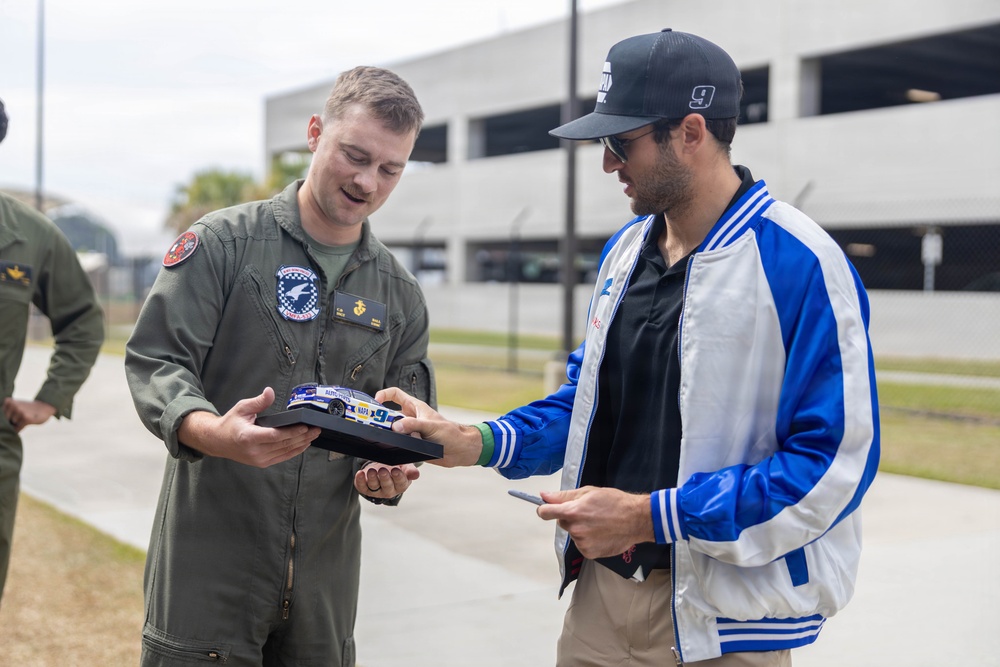 Chase Elliot visits MCAS Beaufort