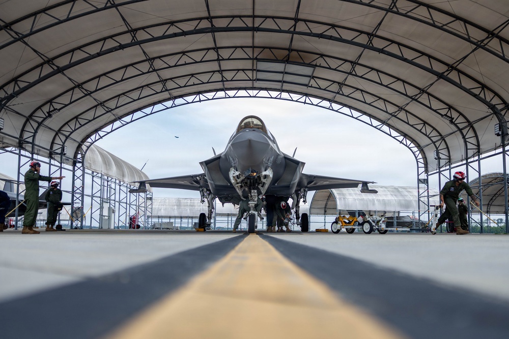 Chase Elliot visits MCAS Beaufort