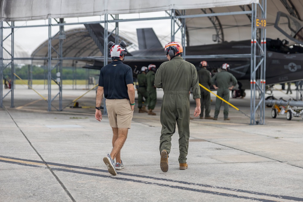 Chase Elliot visits MCAS Beaufort