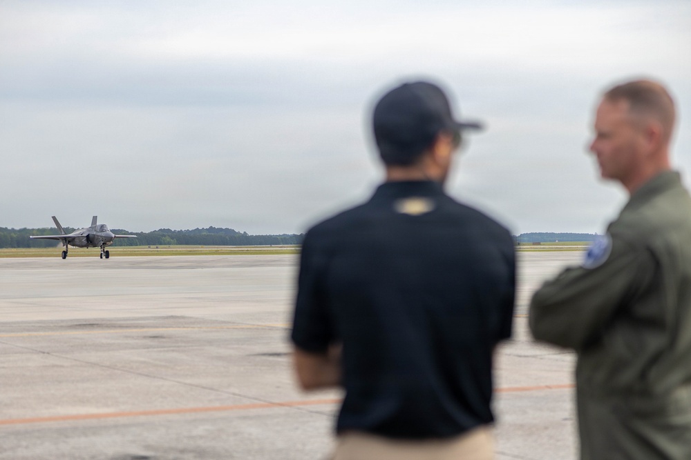 Chase Elliot visits MCAS Beaufort