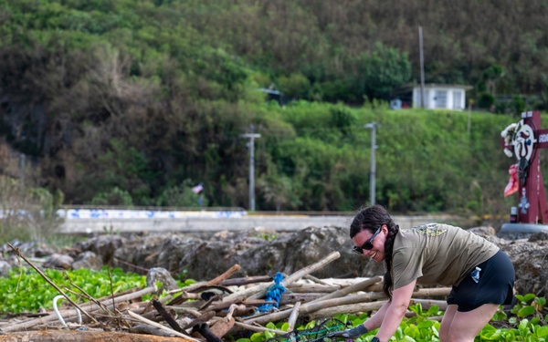 CSS-15 Sailors Join Inalåhan Beach Cleanup Efforts