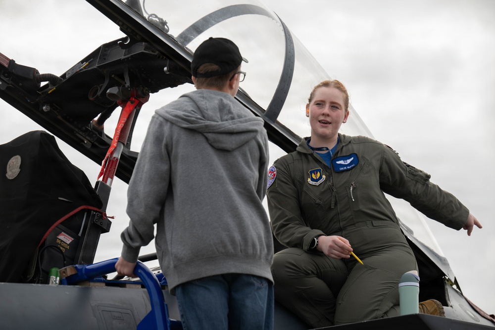 492nd FS hosts RAFL students for aviation day