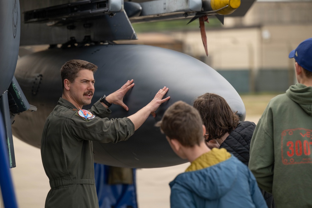 492nd FS hosts RAFL students for aviation day