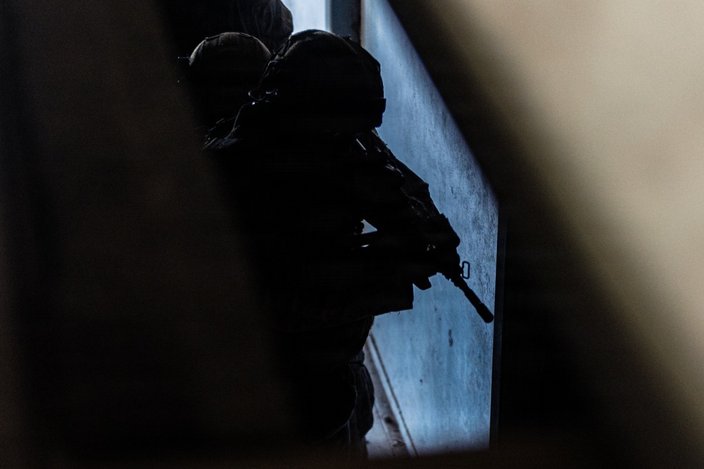 22nd MEU (SOC) | LAR Conducts a Live-fire Shoot House at Camp Santiago