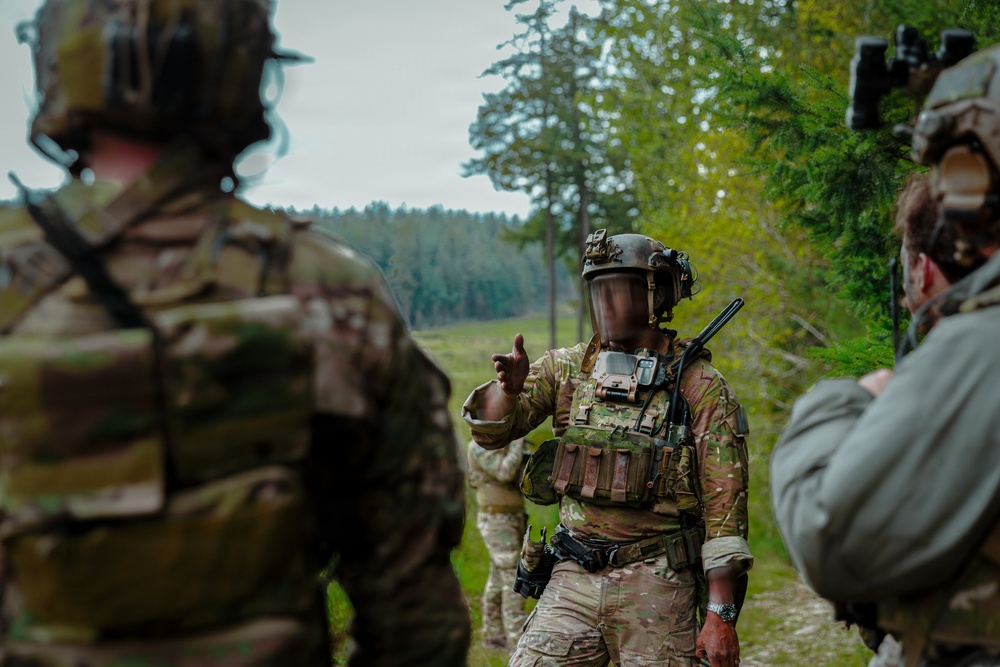 1st Special Forces Group (Airborne) conducts Maneuver Live Fire Exercise