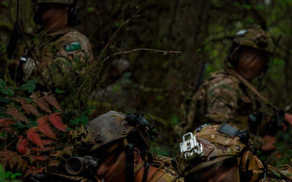 1st Special Forces Group (Airborne) conducts Maneuver Live Fire Exercise