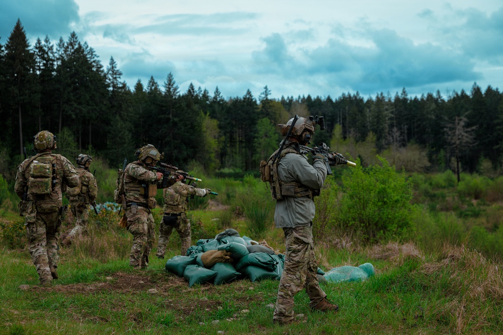 1st Special Forces Group (Airborne) conducts Maneuver Live Fire Exercise