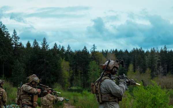 1st Special Forces Group (Airborne) conducts Maneuver Live Fire Exercise