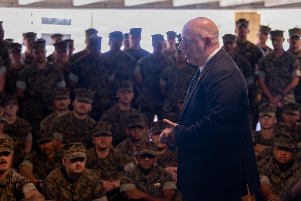 SecWar advisor Visits MCBH and Gains Insight into Base Operations