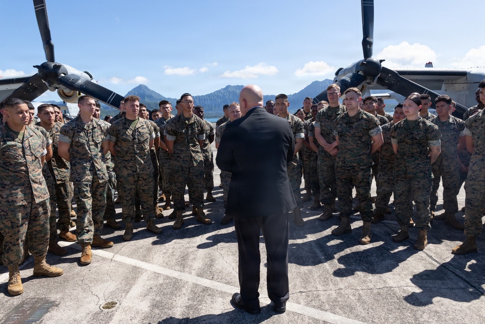 SecWar advisor Visits MCBH and Gains Insight into Base Operations