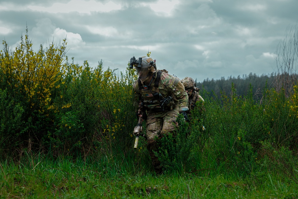 1st Special Forces Group (Airborne) conducts Maneuver Live Fire Exercise