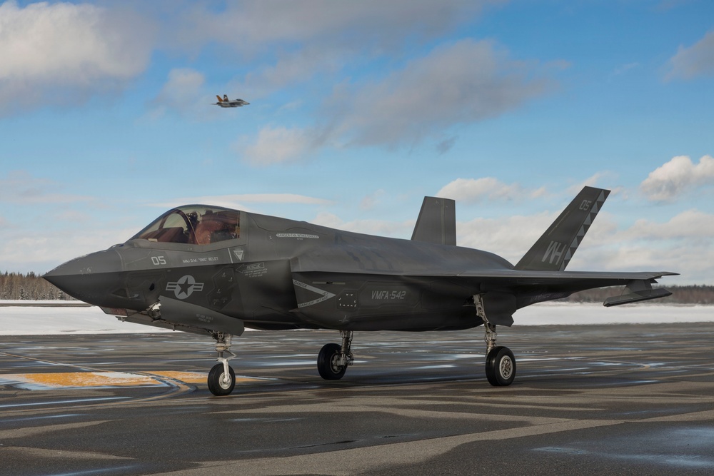 U.S. Marines with VMFA-542 prepare F-35B Lightning II for familiarization flight