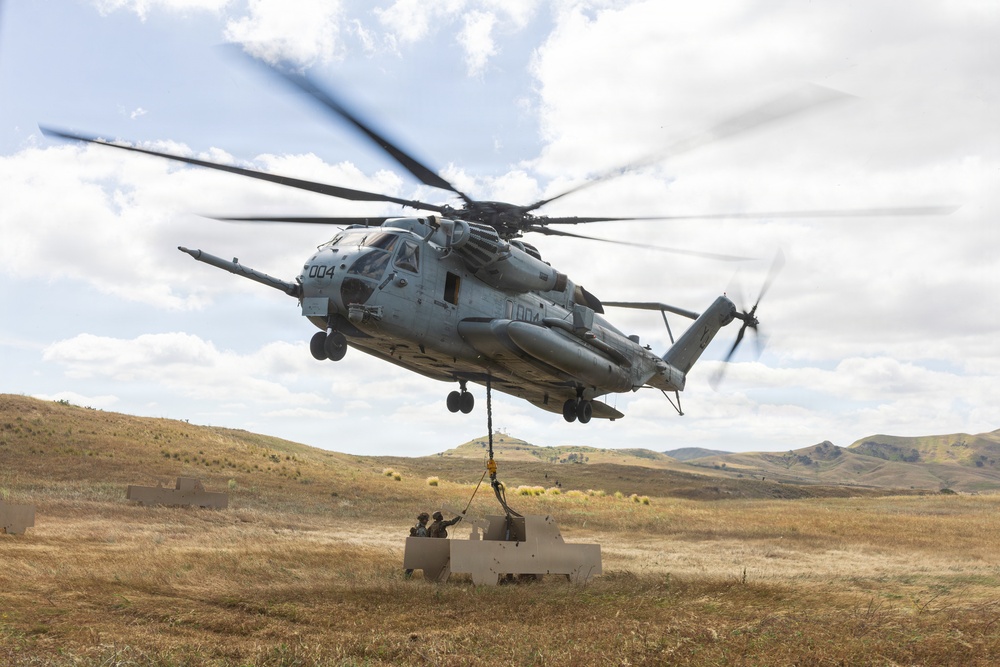 1st DSB and HMH-465 Marines conduct HST training