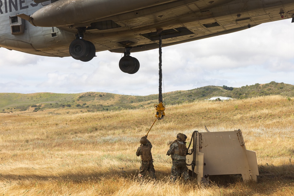 1st DSB and HMH-465 Marines conduct HST training