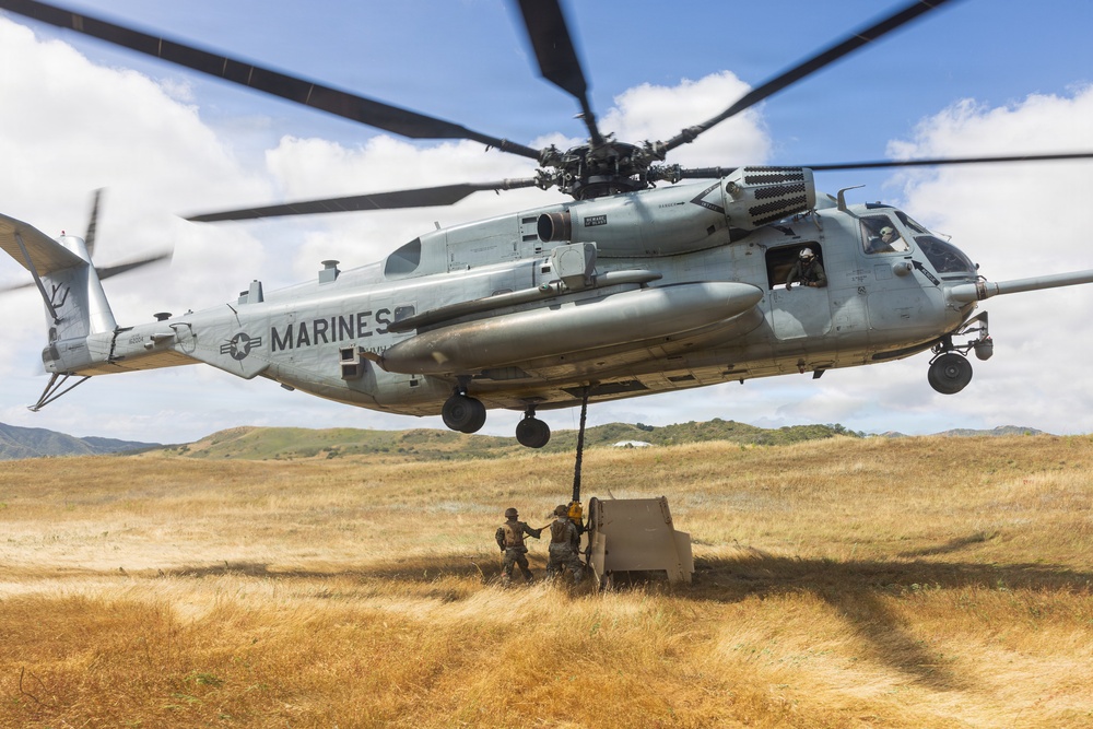 1st DSB and HMH-465 Marines conduct HST training