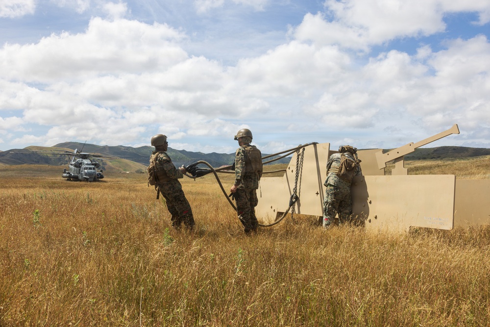 1st DSB and HMH-465 Marines conduct HST training