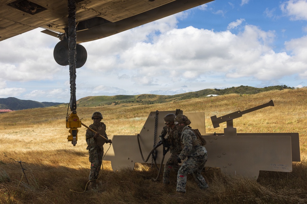 1st DSB and HMH-465 Marines conduct HST training