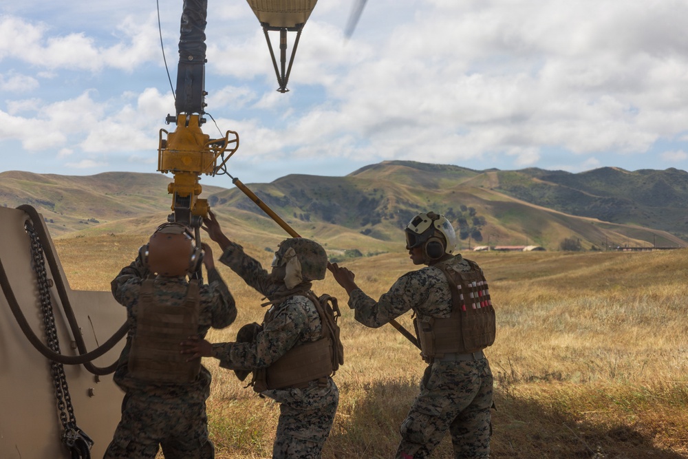 1st DSB and HMH-465 Marines conduct HST training