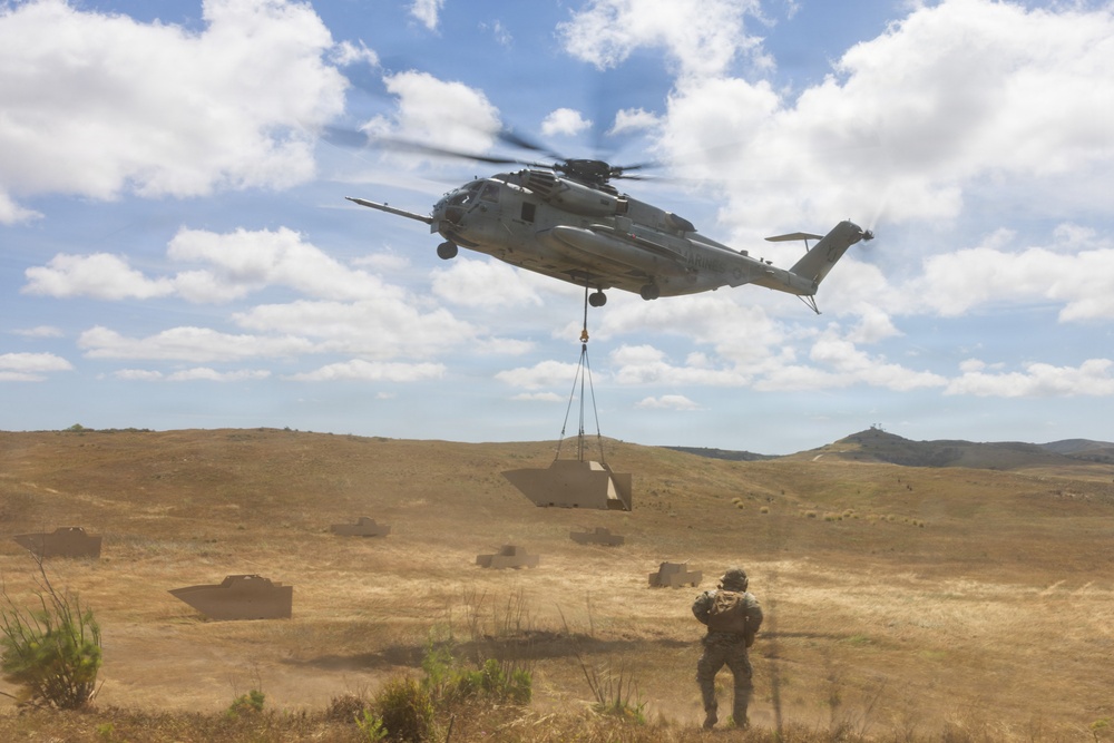 1st DSB and HMH-465 Marines conduct HST training