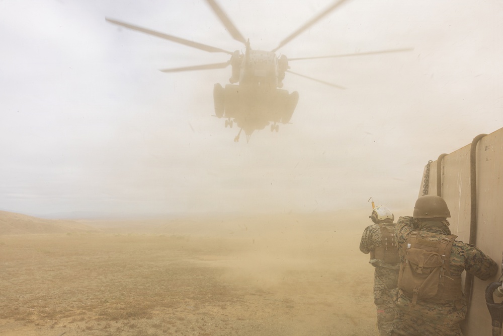 1st DSB and HMH-465 Marines conduct HST training
