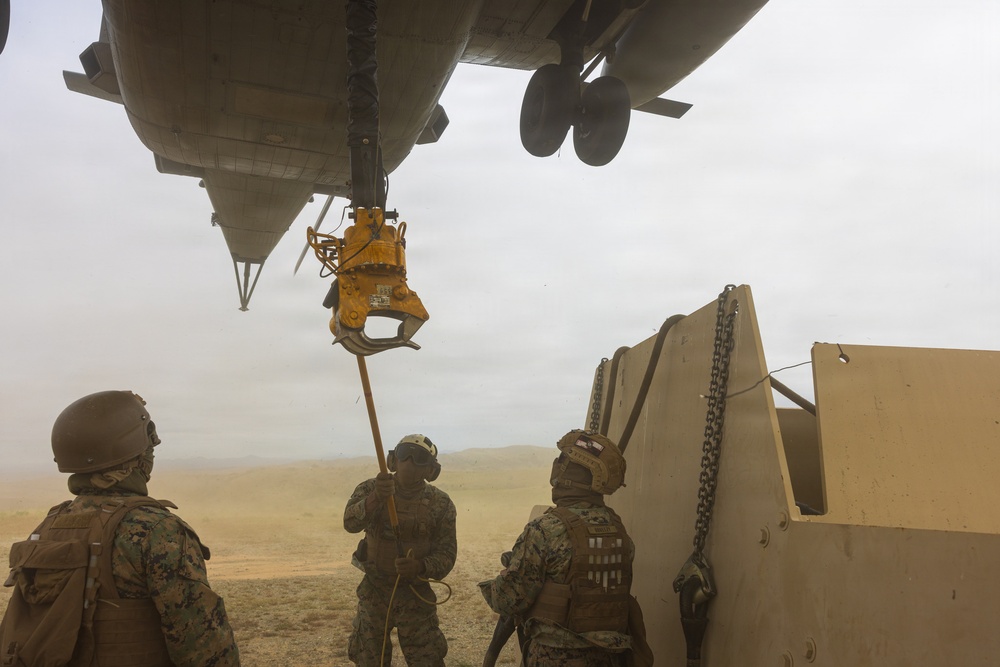 1st DSB and HMH-465 Marines conduct HST training