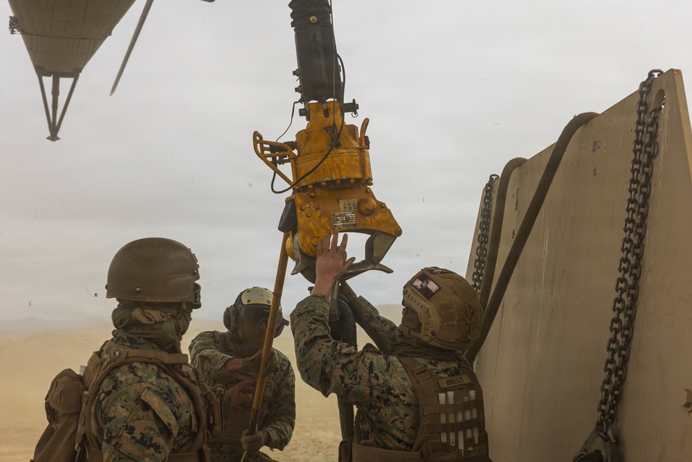 1st DSB and HMH-465 Marines conduct HST training