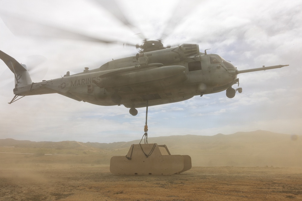 1st DSB and HMH-465 Marines conduct HST training