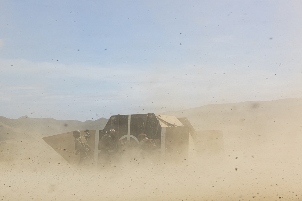 1st DSB and HMH-465 Marines conduct HST training