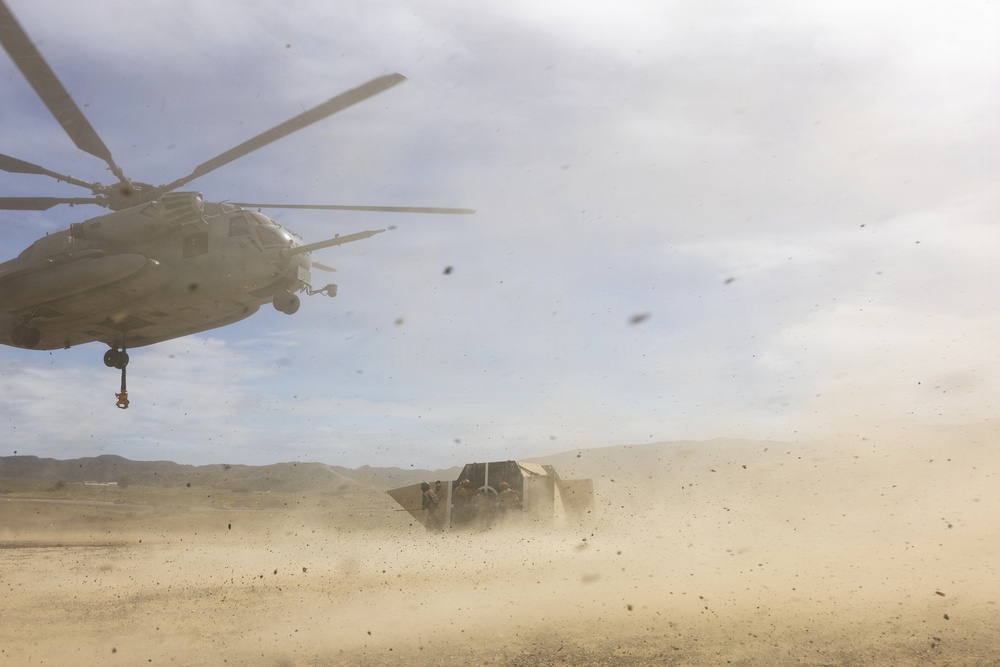1st DSB and HMH-465 Marines conduct HST training