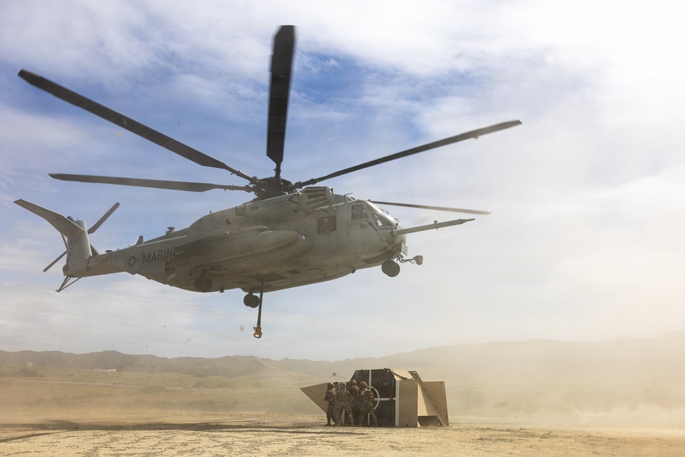 1st DSB and HMH-465 Marines conduct HST training